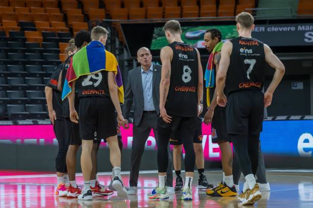 示出了令人 示出了令人